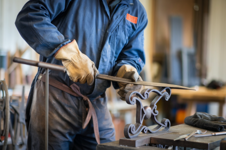 serrurier-travail-porte-bois-mallette