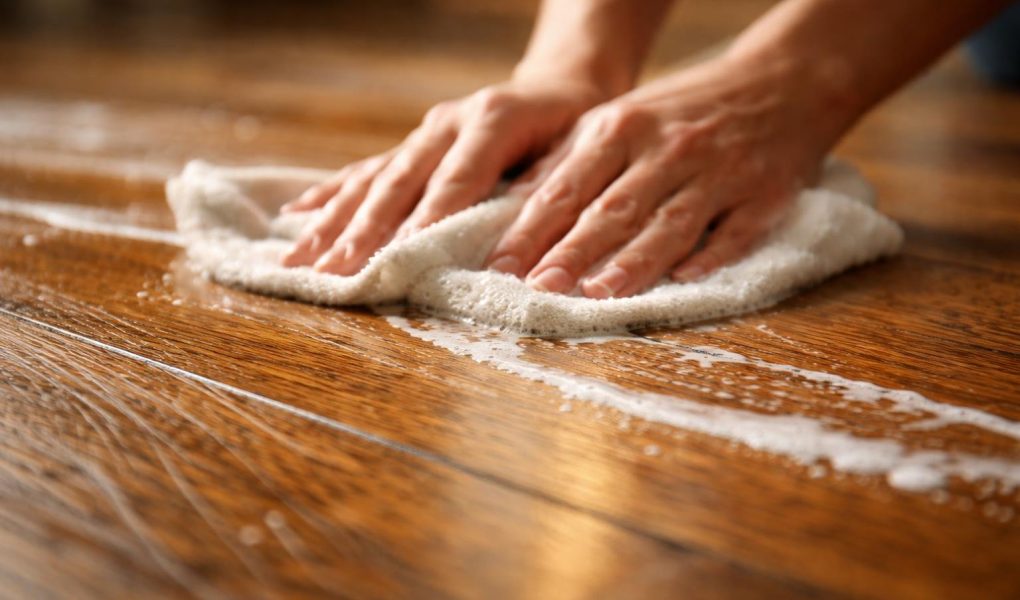 mains-nettoyage-parquet-eclat-lumiere