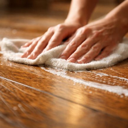 mains-nettoyage-parquet-eclat-lumiere