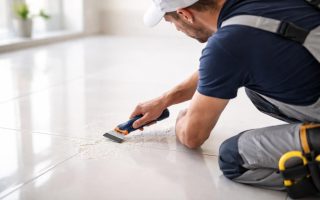 carreleur-enlever-colle-carrelage-clair